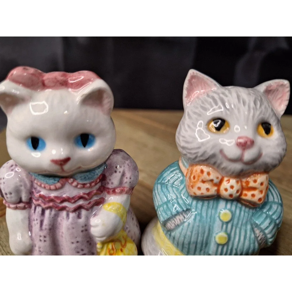 Vintage 1992 Avon Mr & Mrs Kitty Anthropomorphic ceramic Salt & Pepper Shakers